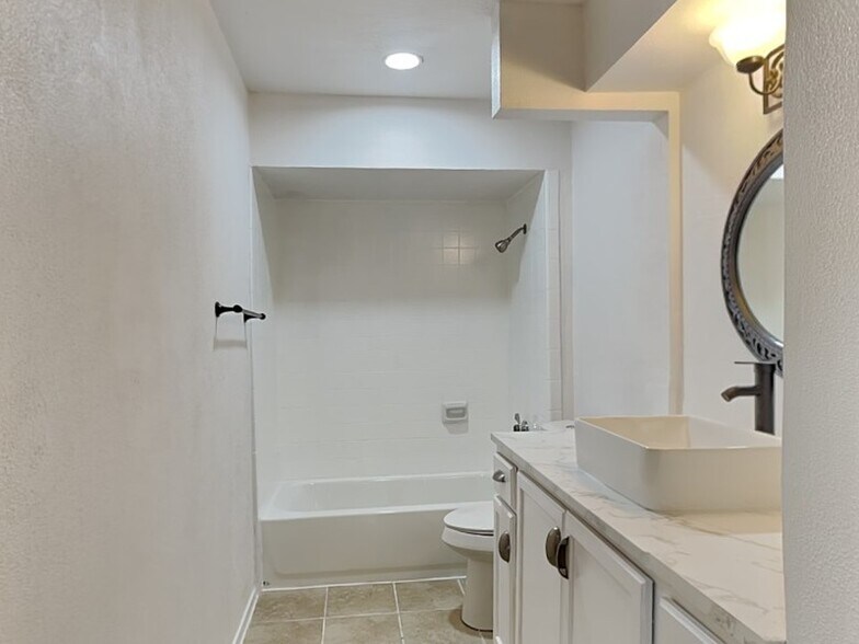 Building Photo - 5106 Woodmeadow Dr