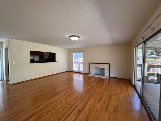 Building Photo - Updated 3/2 SFR w/ AC, BIG yard, move in r...