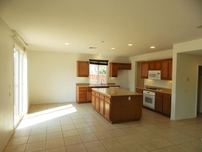 Building Photo - GORGEOUS 4 Bedroom** & 3 full bathrooms on a Cul-De-Sace Home!!
