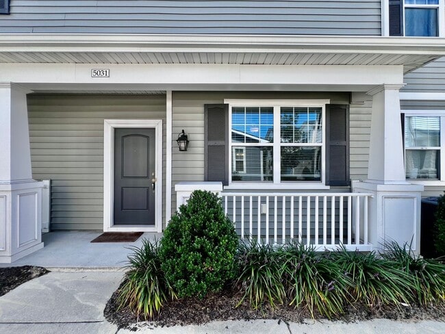 Primary Photo - Luxurious 2-Bed Home with Gourmet Kitchen ...