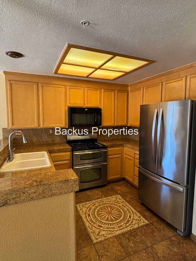Building Photo - Wonderful two-level home in Creekbridge area
