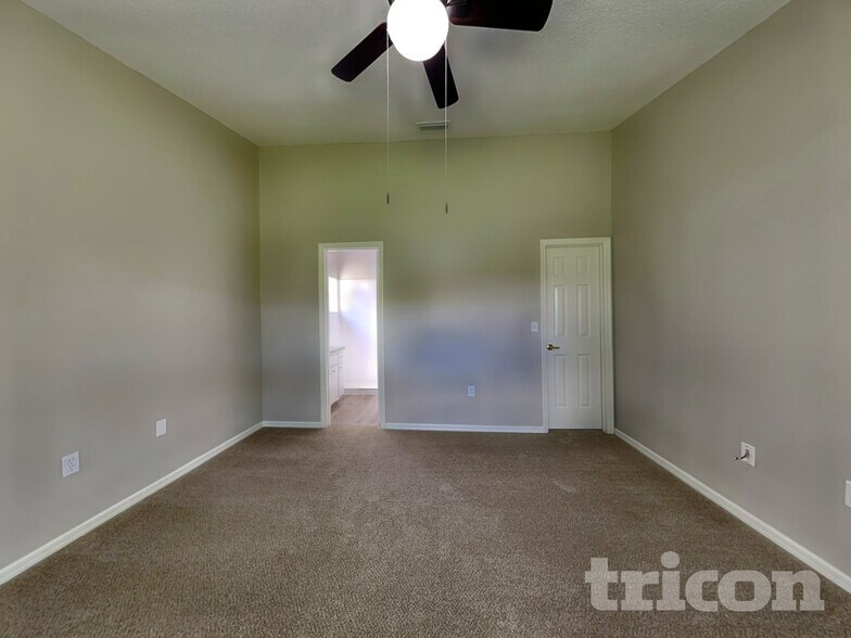 Building Photo - 7833 Manor Dr