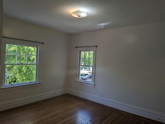 Building Photo - COMING SOON-A sunny top floor flat, 3 bedrooms, 2 bathrooms, living room and large kitchen with p...