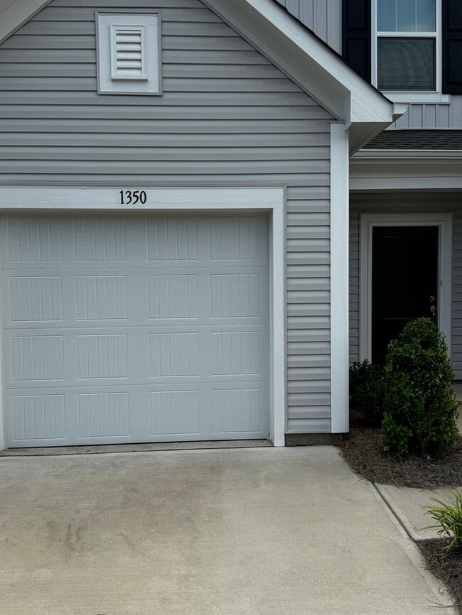 Building Photo - 3 br 2.5 ba townhome with one car garage n...
