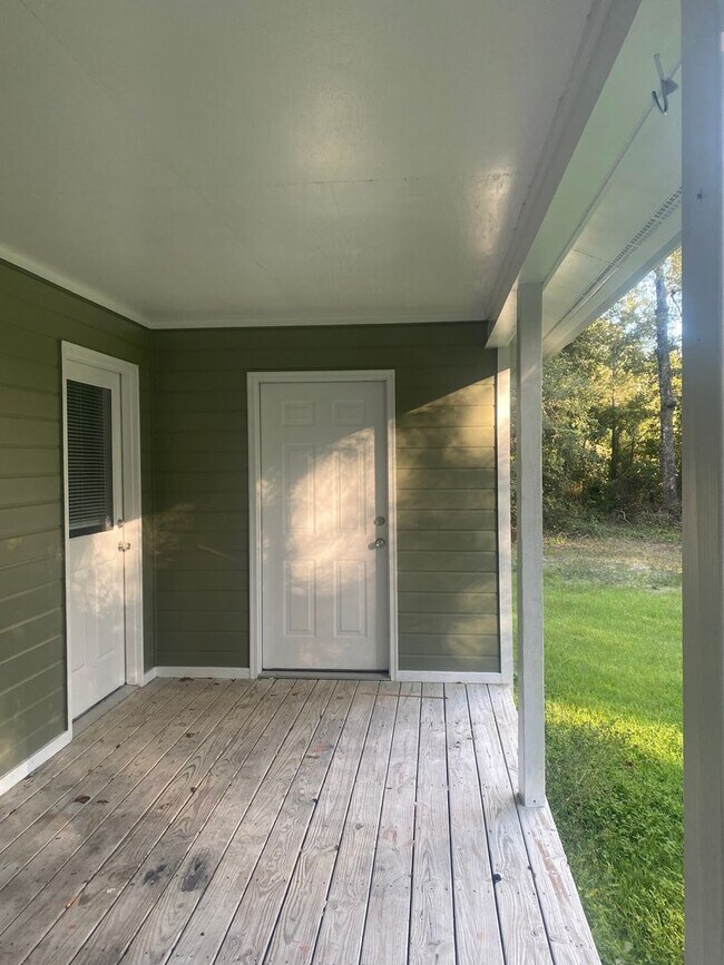 Building Photo - COUNTRY LIVING- LAKELAND GA