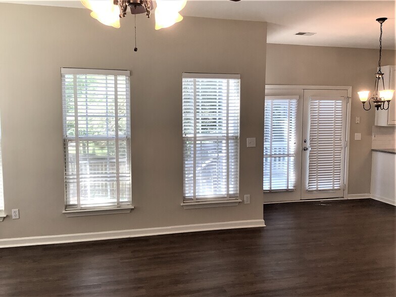 Building Photo - 818 Laurel Meadows Pkwy
