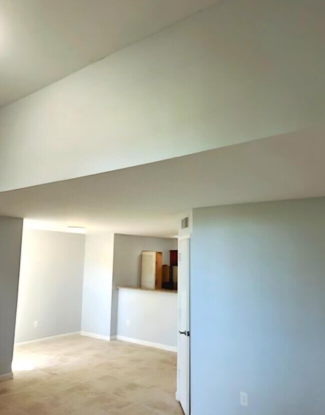 Building Photo - 1050 Crystal Way