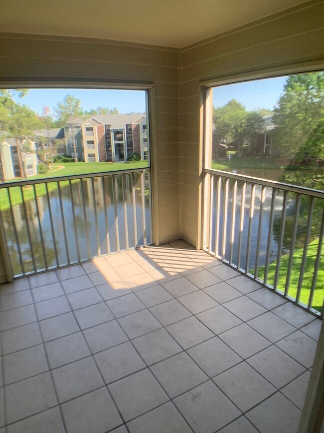 Building Photo - Beautiful 2/2 in an amazing secure community