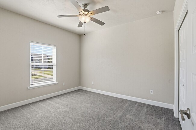 Building Photo - Villas of West 3Bed/2Bath End Unit