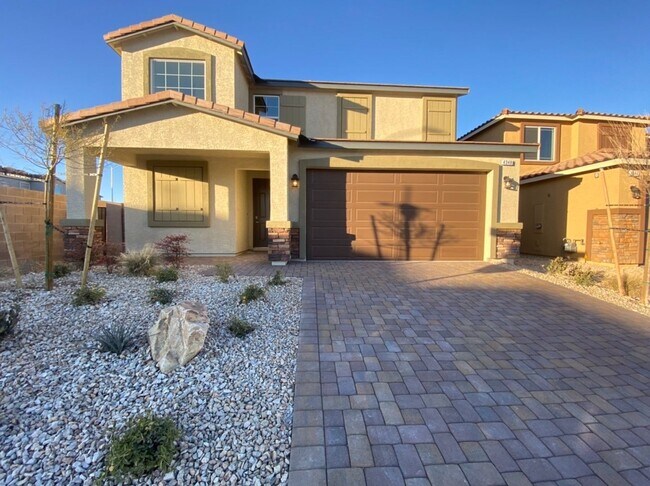 Building Photo - 4 BED 2.5 BATH 2 CAR GARAGE,  LARGE CORNER...