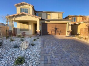 Building Photo - 4 BED 2.5 BATH 2 CAR GARAGE,  LARGE CORNER...