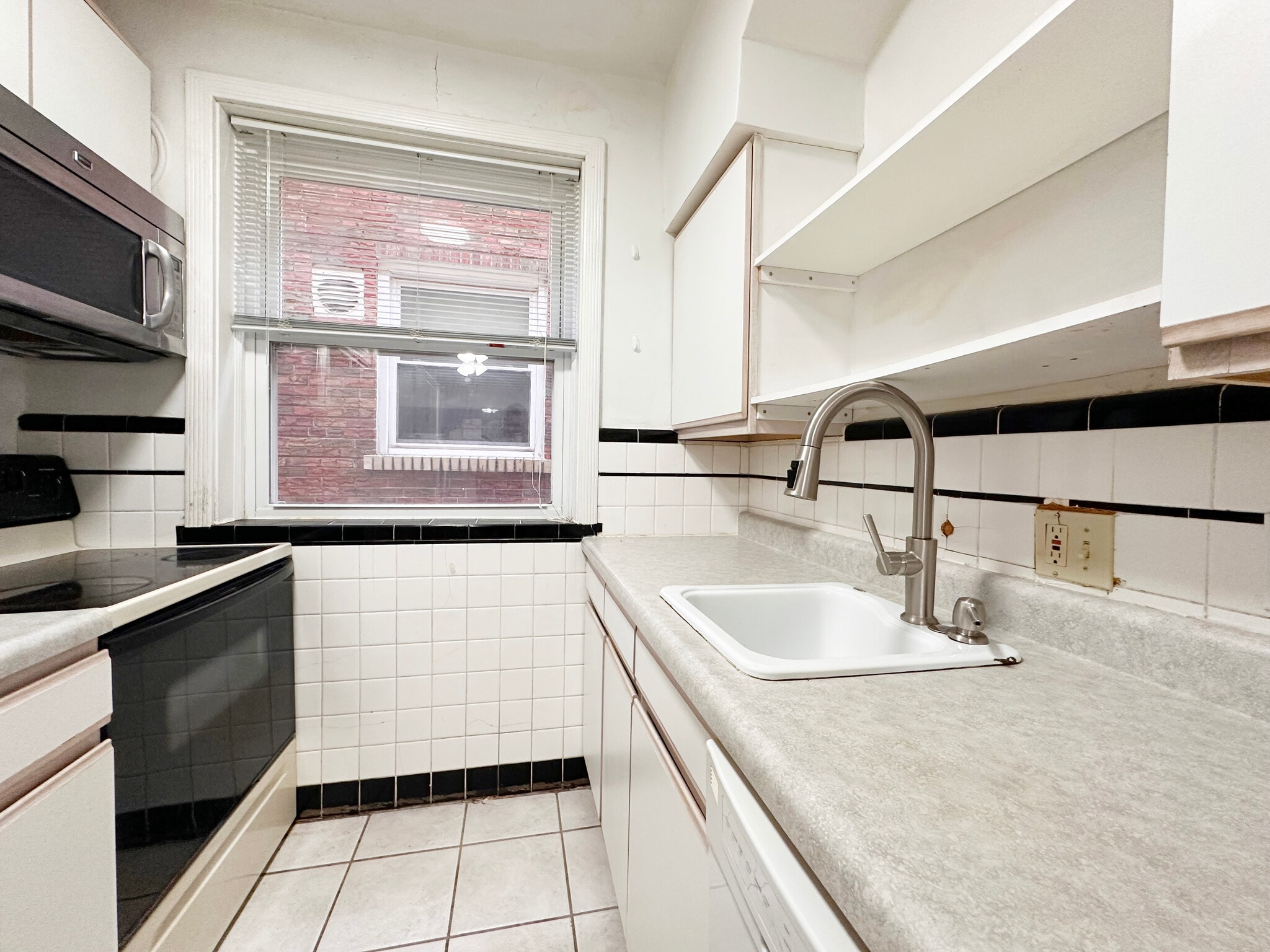 Building Photo - 5816 Mardel Ave