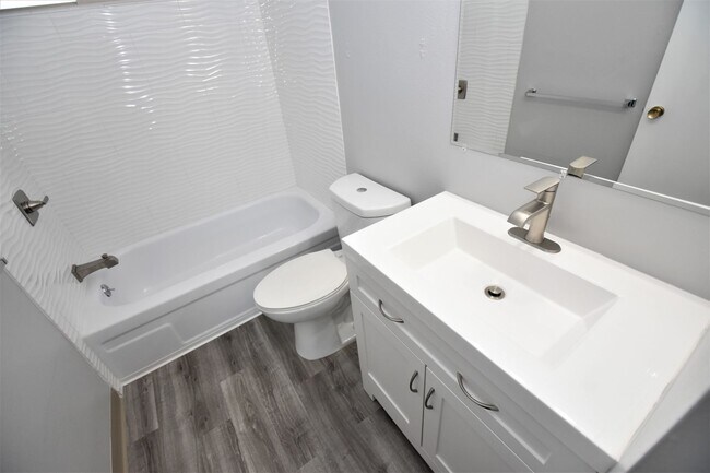 Building Photo - 8744 Woodman Way