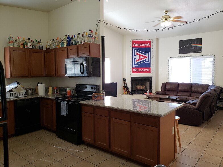Breakfast Bar - 1517 E 8th St