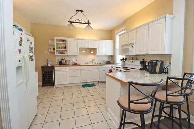 Building Photo - 4BR/2.5BA Urban Charm Meets Creative Energ...
