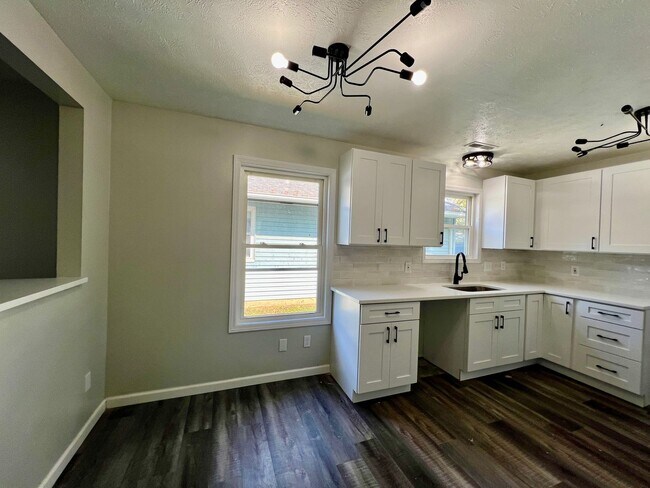 Building Photo - Renovated  3 bedrooms 1 full bath