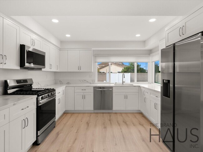 Building Photo - Two Primary Bedrooms, Pool, & Air Conditioning