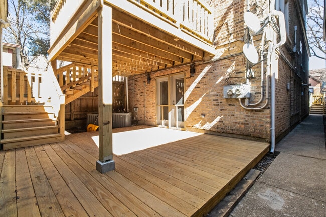 Building Photo - 2118 N Hoyne Ave