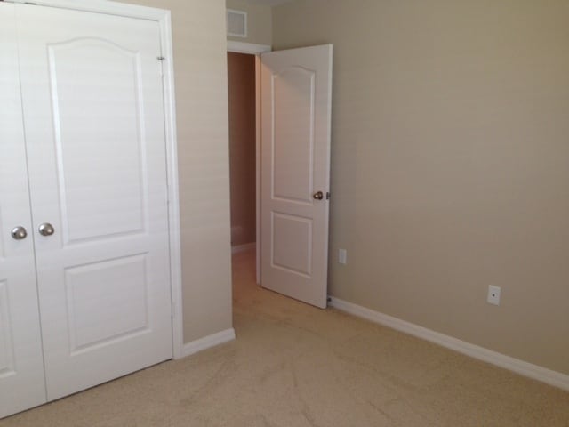 Building Photo - Beautiful 3 bedroom, 2.5 bath townhouse in...