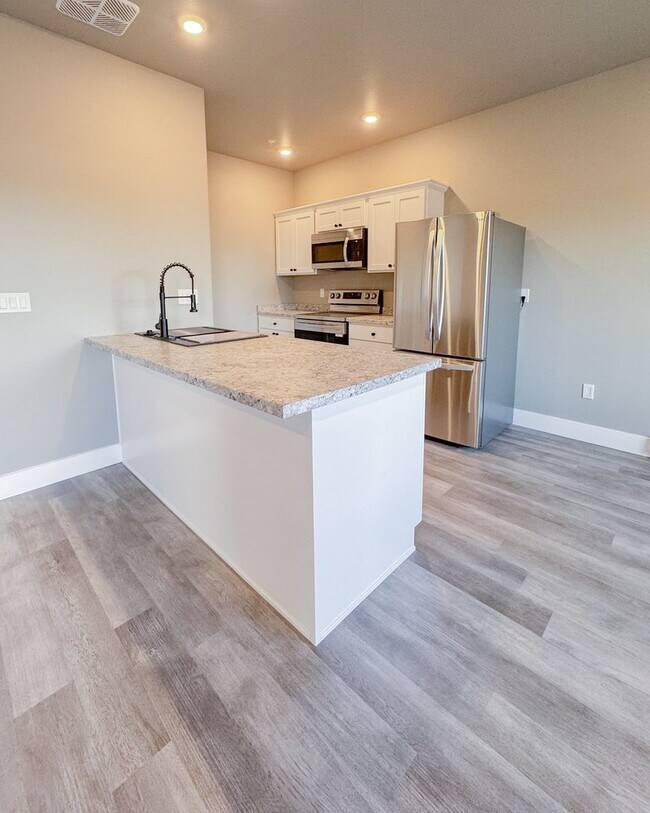 Building Photo - Pet Friendly 2 bed/ 2 bath unit at Soldier...