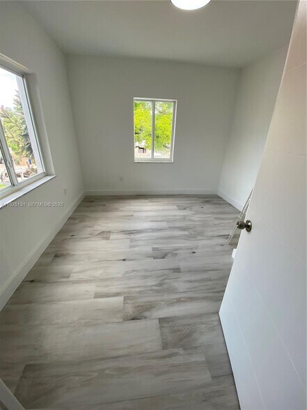 Building Photo - 837 SW 8th Ave