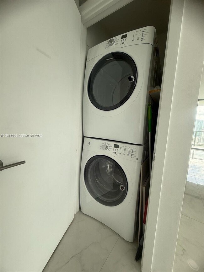 Building Photo - 2900 NE 7th Ave