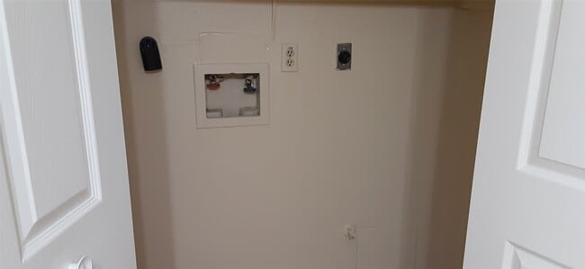 Building Photo - 8527 Ashlawn Dr