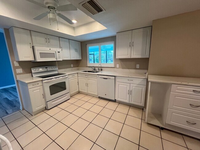 Building Photo - Annual ** Newly Renovated ** 3 Bedroom / 2...