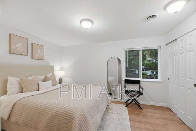 Building Photo - 12107 NE Bel Red Rd