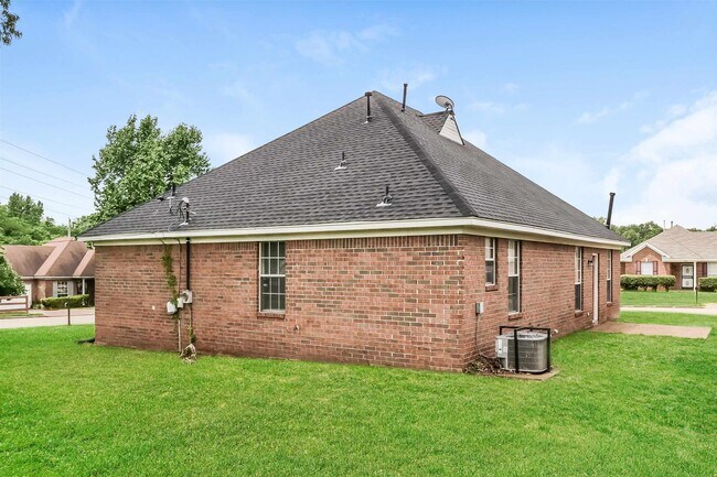 Building Photo - 4590 Lindawood Ln