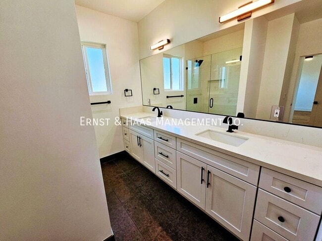 Building Photo - 5016 N Bentree Cir
