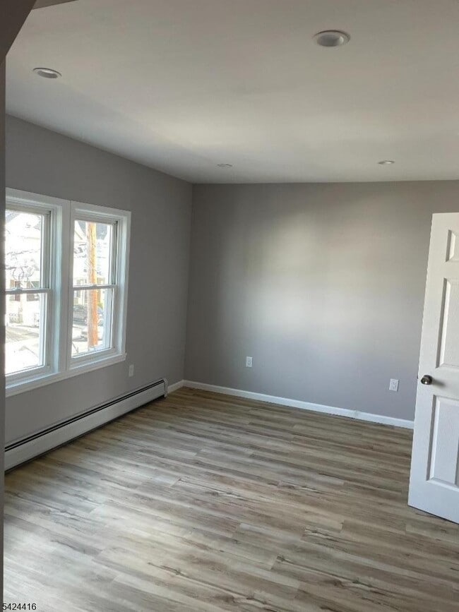 Building Photo - 454 E 31st St