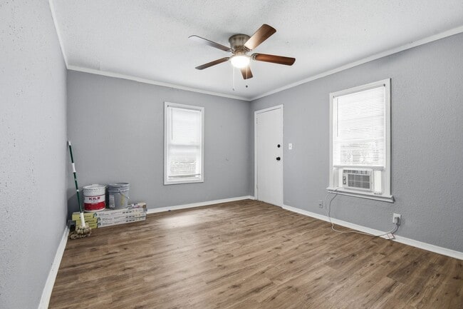 Building Photo - Newly Remodeled | 3 Bed | 1 Bath | Tulsa | Available Now