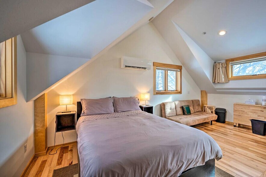 Building Photo - 2329 Pine St