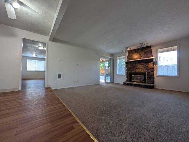 Building Photo - Wonderful 3-Bedroom, 2-Bath Home in Great ...