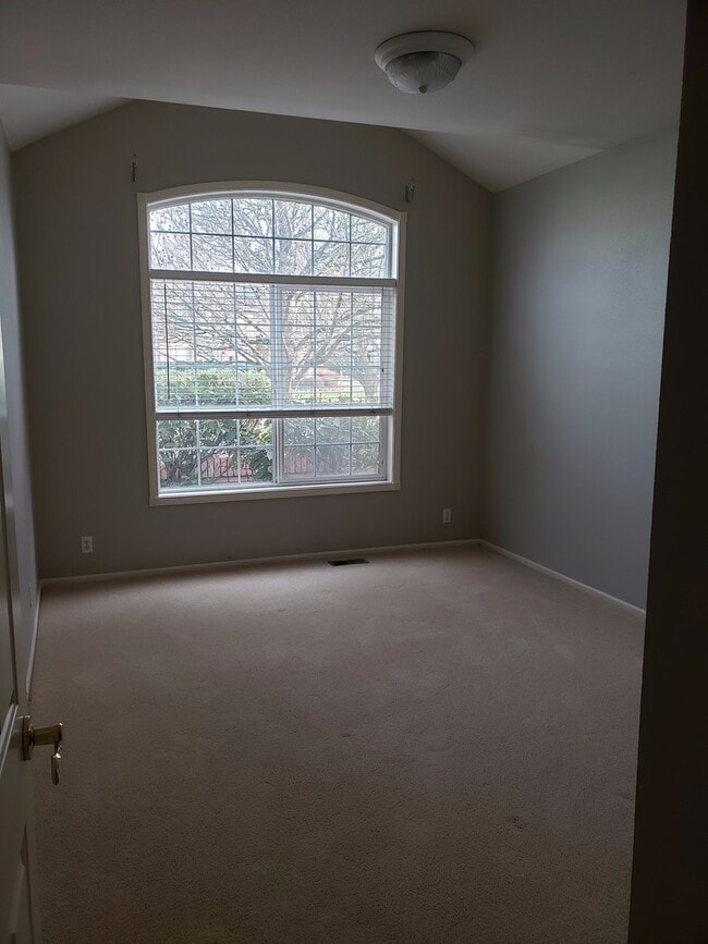 Building Photo - 1570 Kingston Way