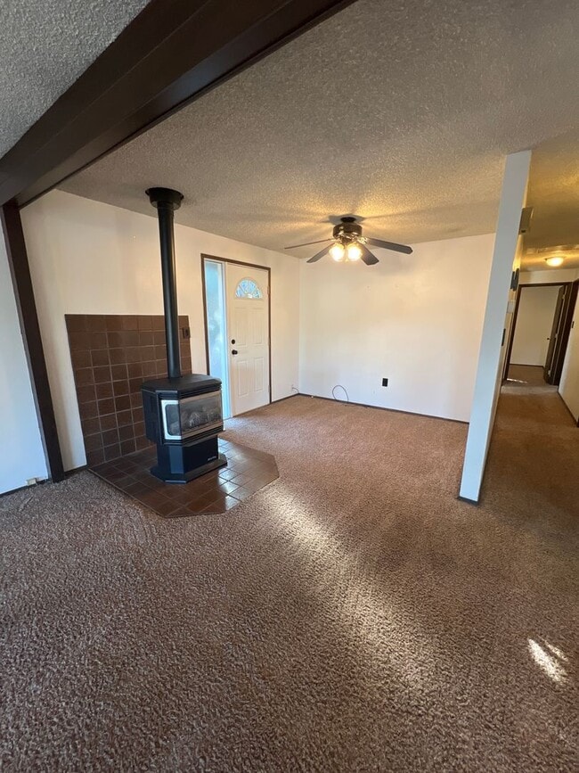 Building Photo - Near Chestnut Ave 3 br 1.5 ba all on one l...