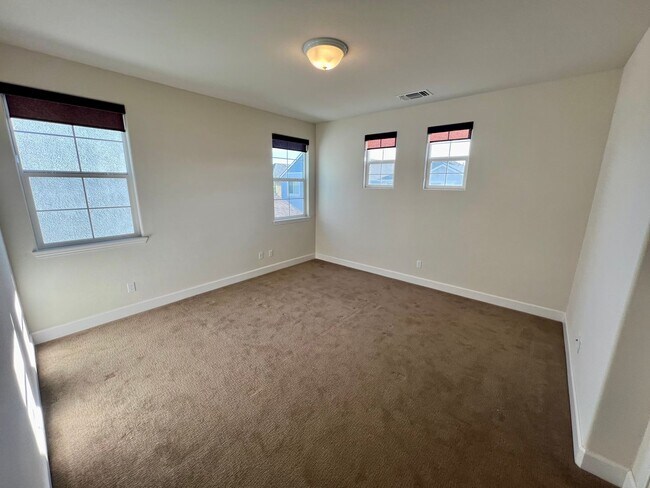 Building Photo - Lovely East Garrison 3 bedroom 2.5 bathroo...
