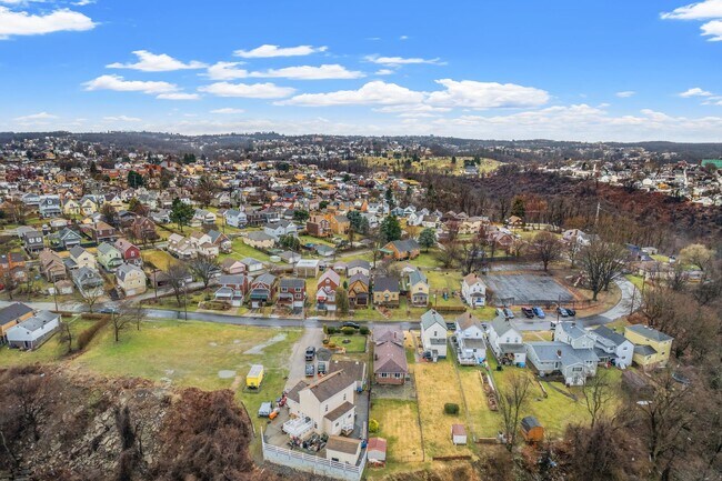 Building Photo - $200 OFF RENT FOR YOUR FIRST THREE MONTHS!...