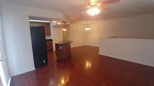 Building Photo - "Charming 1-Bedroom Condo Retreat in San Marcos – Perfect Comfort in 500 Sq Ft!"