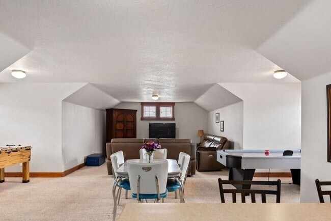 Building Photo - Beautiful 4 bedroom/3 full bath with Large...
