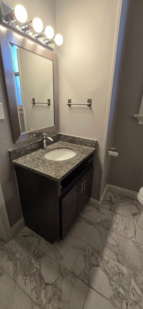 Building Photo - Spacious Two Bedroom Condo in the Barwick-Large Kitchen-Renovated Bathroom