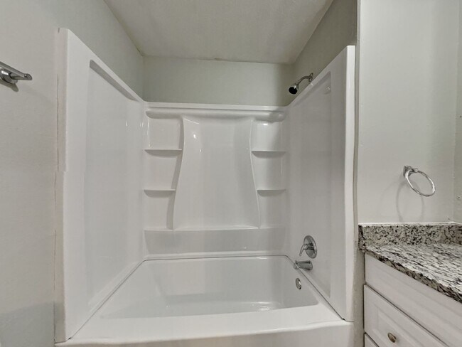 Building Photo - Beautifully Renovated 3 Bed 2 Bath Home with Garage in Tampa, FL