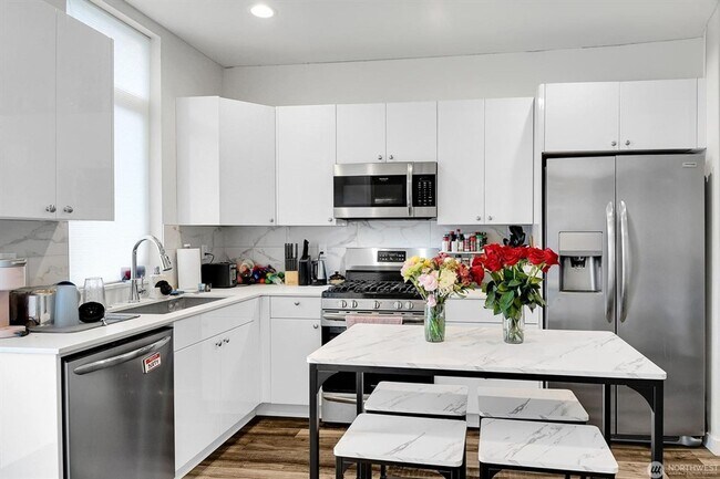 Building Photo - Charming 8 Bedroom Home - Located in the h...