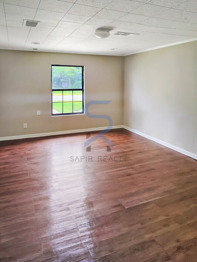 Building Photo - Move in before October 31st and choose you...