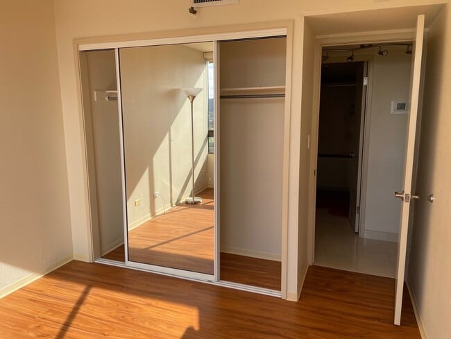 Building Photo - 2499 Kapiolani Blvd