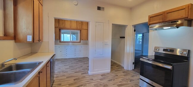 Building Photo - Enjoy The River Breeze On The Front Porch