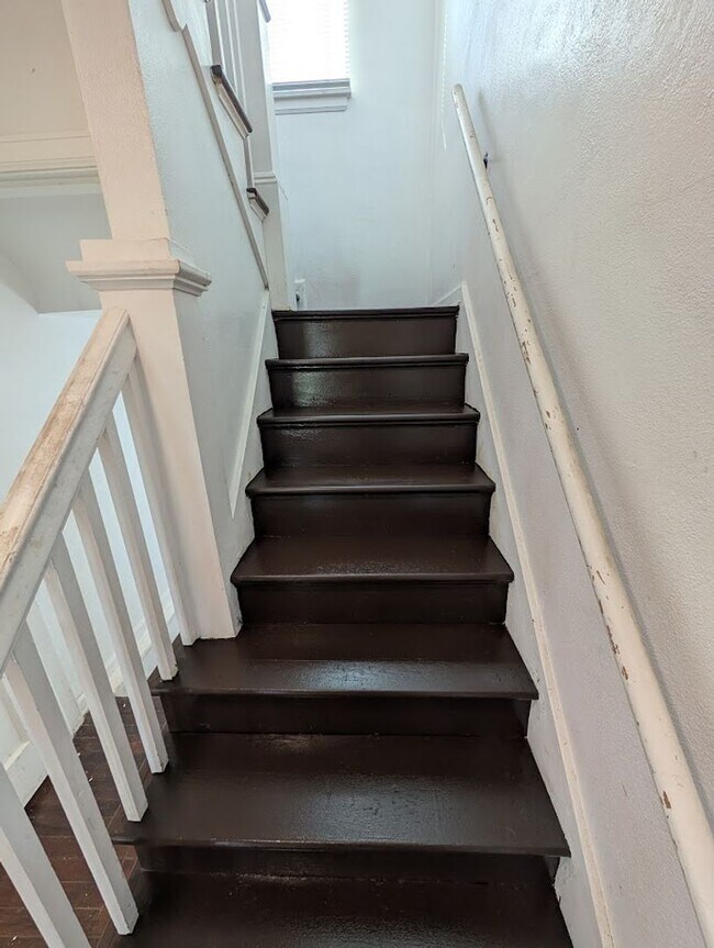 Building Photo - 3-Bedroom, 1-Bathroom Home – $1,250/Month | Accepting Section 8