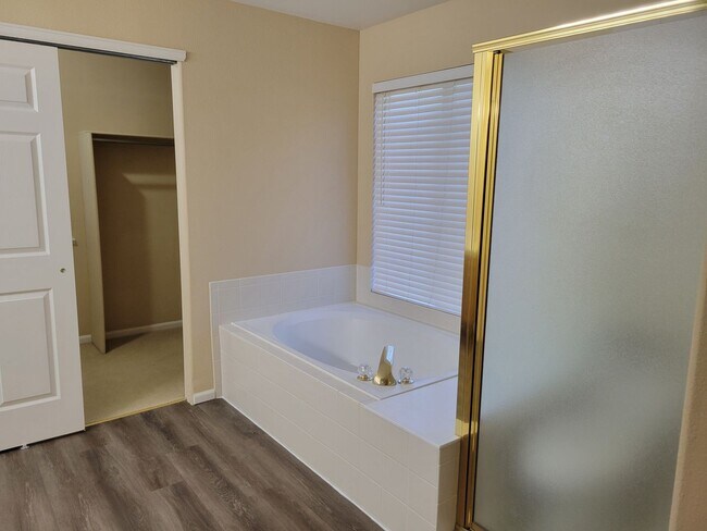 Building Photo - 3 Bedroom, 2.5 Bath Home with A/C - Availa...