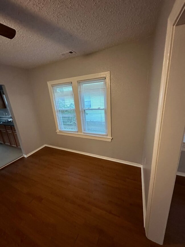Building Photo - Beautiful 2 Bedroom 1 Bath DUPLEX